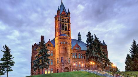 羅馬復興式風格的克勞斯學院於 1889 年落成 羅馬復興式風格的克勞斯學院於 1889 年落成