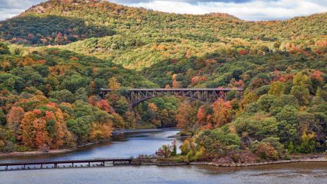 哈德遜河谷的林木在秋日綻放五彩斑斕的美麗色彩 哈德遜河谷的林木在秋日綻放五彩斑斕的美麗色彩