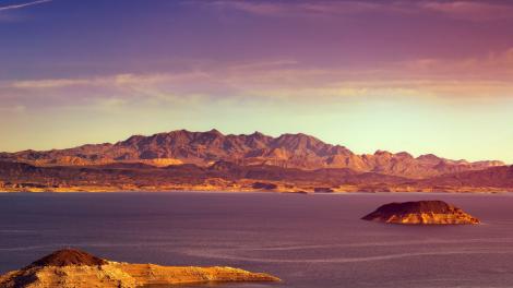 突出於水庫平靜水面的巨石 突出於水庫平靜水面的巨石