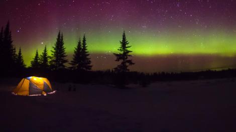 北極光在夜空中舞動 北極光在夜空中舞動