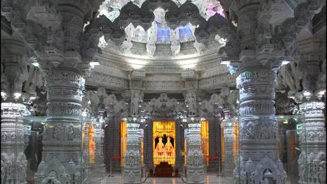 在 BAPS 精美的神廟內部 在 BAPS 精美的神廟內部