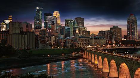 經由密西西比河上的石拱橋進入這座城市 經由密西西比河上的石拱橋進入這座城市