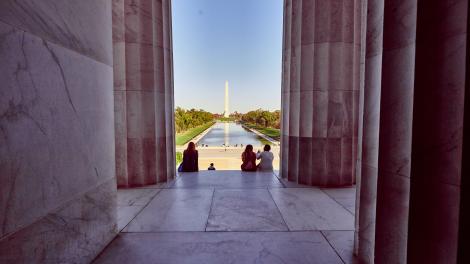 Looking out toward Washington Monument from the Lincoln Memorial Looking out toward Washington Monument from the Lincoln Memorial