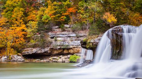 秋季時凱特拉克特瀑布州立遊樂區的上凱特拉克特瀑布 秋季時凱特拉克特瀑布州立遊樂區的上凱特拉克特瀑布