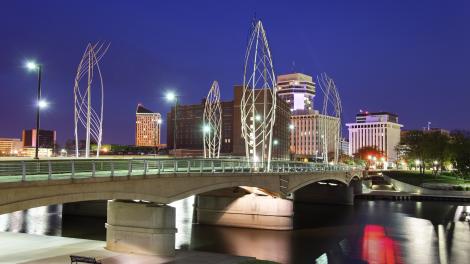 路易斯街橋上的鋼雕 路易斯街橋上的鋼雕