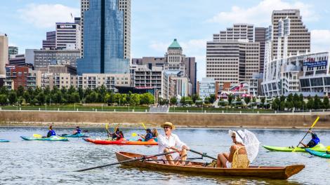 在辛辛那提市中心舉行的俄亥俄河年度划船節慶祝活動 在辛辛那提市中心舉行的俄亥俄河年度划船節慶祝活動