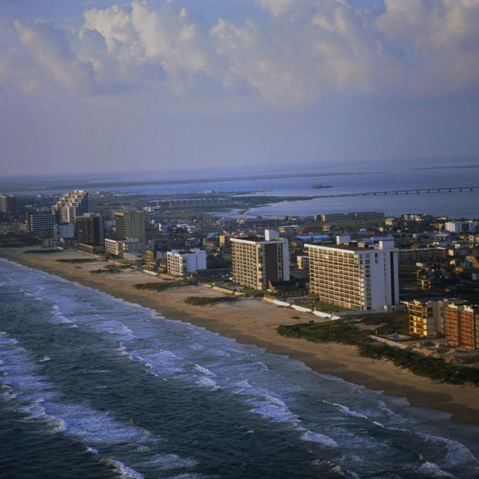 The widest point of South Padre Island is only 804 meters. The widest point of South Padre Island is only 804 meters.