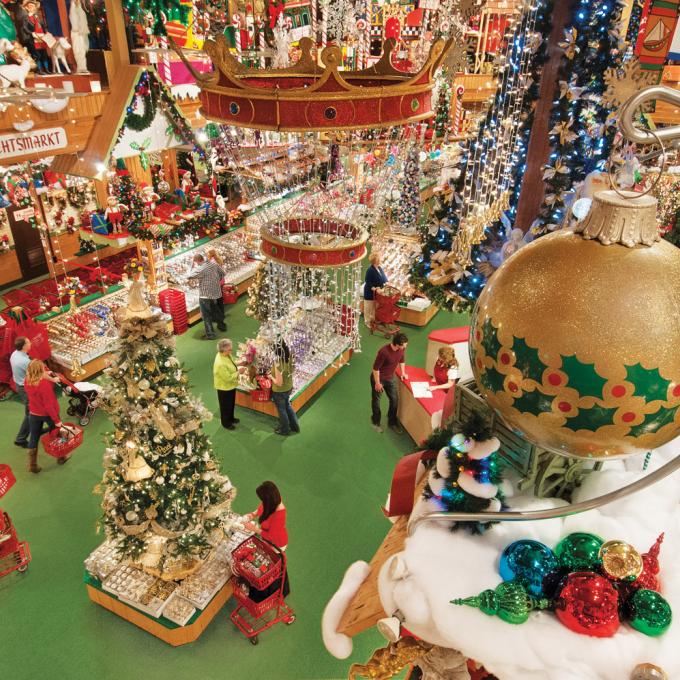 Bronner’s CHRISTmas Wonderland’s holly jolly interior Bronner’s CHRISTmas Wonderland’s holly jolly interior