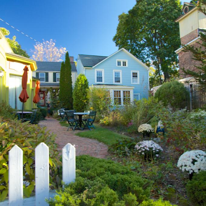 畫家諾曼 洛克威爾 (Norman Rockwell) 的藝術作品靈感大多源自於紐洛雪鎮 畫家諾曼 洛克威爾 (Norman Rockwell) 的藝術作品靈感大多源自於紐洛雪鎮