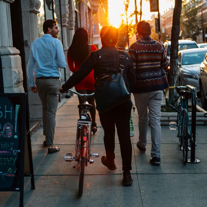 騎著單車穿梭在芝加哥獨特的街區 騎著單車穿梭在芝加哥獨特的街區
