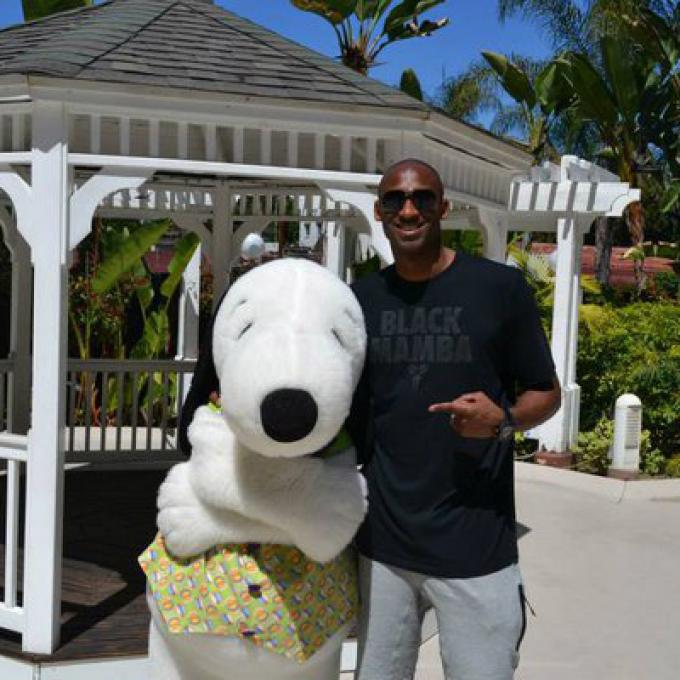 Kobe Bryant poses with Snoopy at Knott’s Berry Farm Kobe Bryant poses with Snoopy at Knott’s Berry Farm