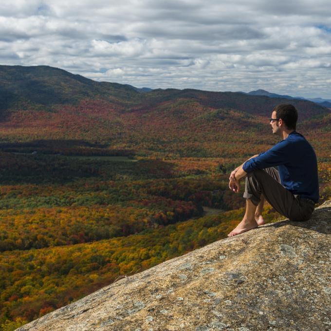 俯瞰阿迪朗達克山脈林木蓊鬱的山丘 俯瞰阿迪朗達克山脈林木蓊鬱的山丘