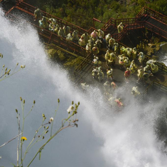尼加拉瀑布水流從觀看者上方噴濺而下 尼加拉瀑布水流從觀看者上方噴濺而下