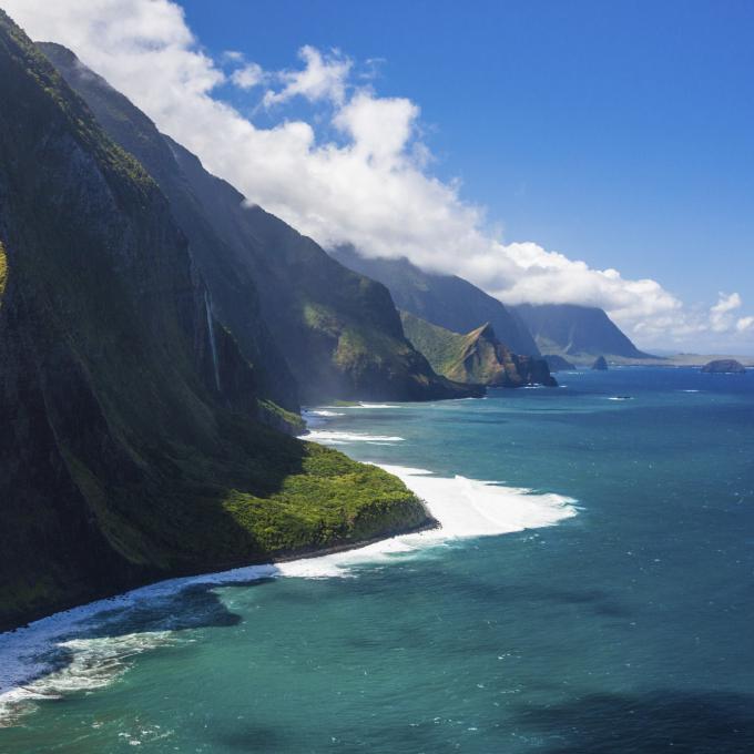在夏威夷州摩洛凱北方一覽臨海峭壁風光 在夏威夷州摩洛凱北方一覽臨海峭壁風光