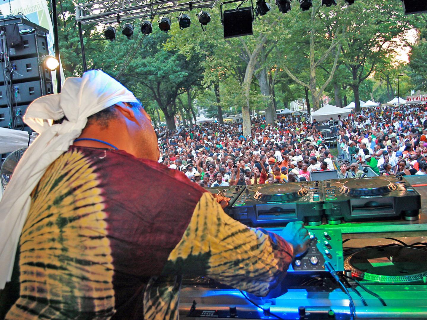 林肯公園音樂節的跳舞日時,DJ 讓人群動起來 林肯公園音樂節的跳舞日時,DJ 讓人群動起來