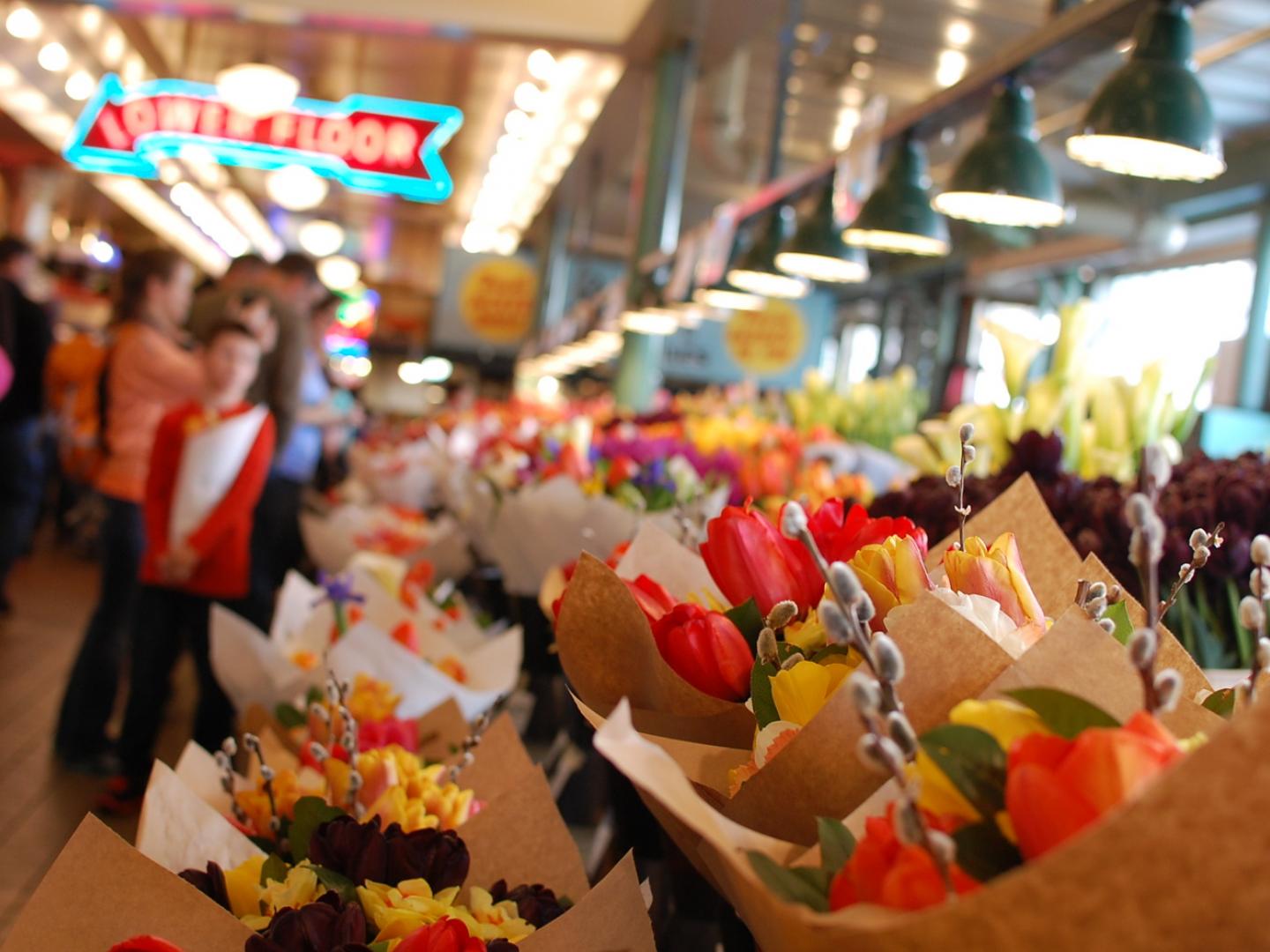 前往西雅圖活力充沛的派克市場 (Pike Place Market),享受購物樂趣、飽嚐豐富美食,探索無盡精彩。當魚販把鮭魚、大比目魚和其他各類魚丟給負責為顧客包裝的人員時,記得小心躲開這些「飛魚」。 前往西雅圖活力充沛的派克市場 (Pike Place Market),享受購物樂趣、飽嚐豐富美食,探索無盡精彩。當魚販把鮭魚、大比目魚和其他各類魚丟給負責為顧客包裝的人員時,記得小心躲開這些「飛魚」。