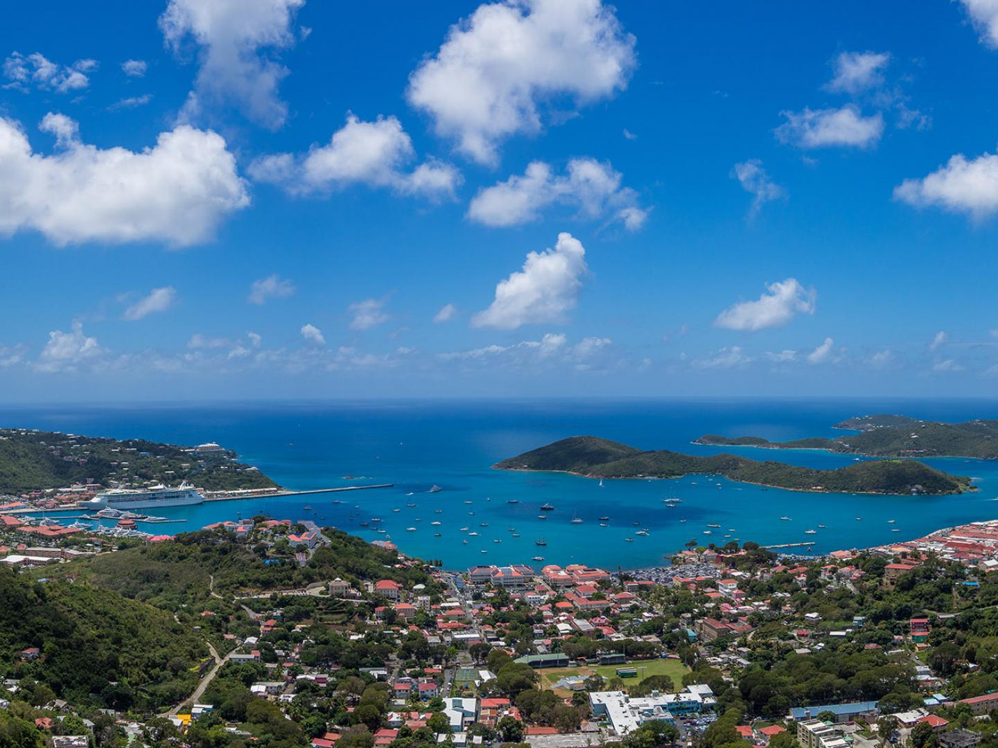 從美屬維京群島的聖托馬斯最高峰眺望梅根斯灣 從美屬維京群島的聖托馬斯最高峰眺望梅根斯灣