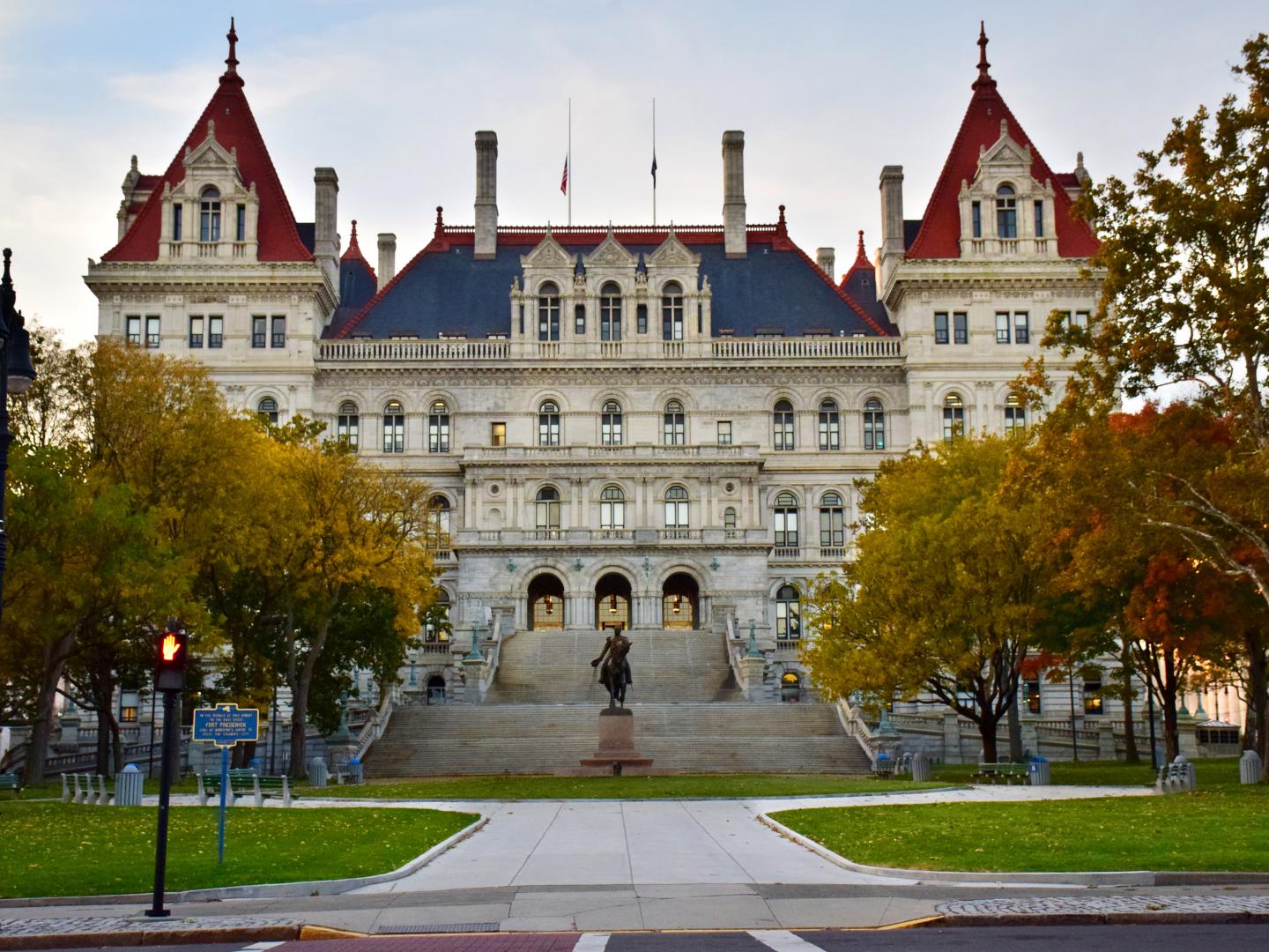 位於阿爾巴尼的紐約州議會大廈 位於阿爾巴尼的紐約州議會大廈