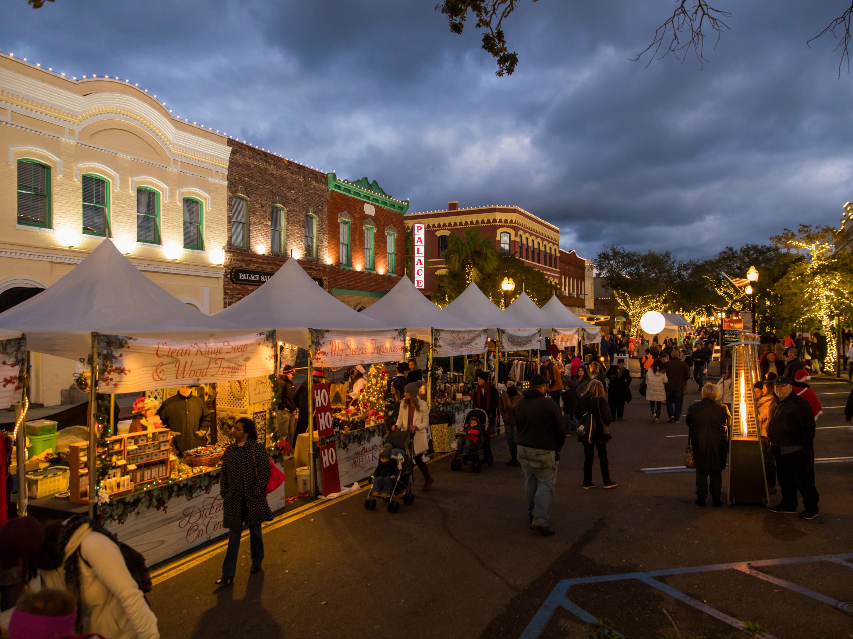 Browsings arts and crafts vendors during Amelia Island's annual Dickens on Centre Browsings arts and crafts vendors during Amelia Island's annual Dickens on Centre