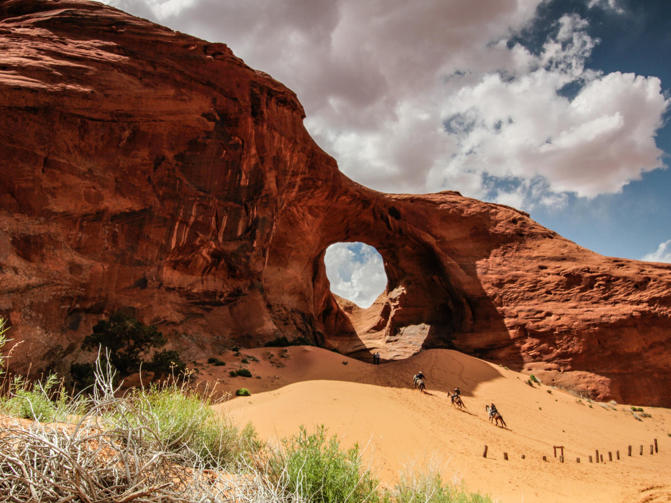 Monument Valley’s Whispering Ear Arch Monument Valley’s Whispering Ear Arch