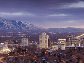 閃耀迷人的市區與遠處的瓦薩奇山脈峰頂 閃耀迷人的市區與遠處的瓦薩奇山脈峰頂