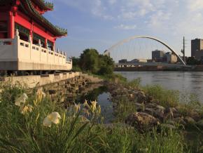 連接日本花園與城市的玻璃步道行人橋 連接日本花園與城市的玻璃步道行人橋