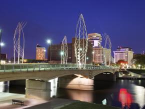 路易斯街橋上的鋼雕 路易斯街橋上的鋼雕