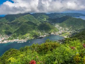 鳥瞰帕果帕果村莊與港口景色 鳥瞰帕果帕果村莊與港口景色