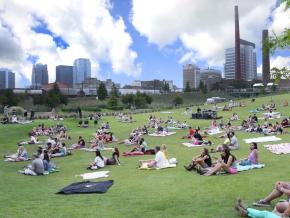 在鐵路公園享受美好的一天 在鐵路公園享受美好的一天