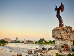 從威奇托「平原守護者」雕像底座鳥瞰大小阿肯色河 從威奇托「平原守護者」雕像底座鳥瞰大小阿肯色河