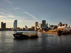 夜晚的巴爾的摩內港和市中心 夜晚的巴爾的摩內港和市中心