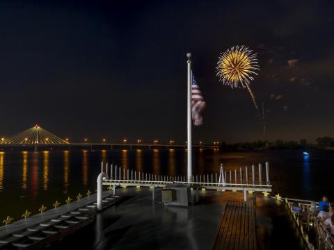 A perfect firework over the Mississippi River A perfect firework over the Mississippi River