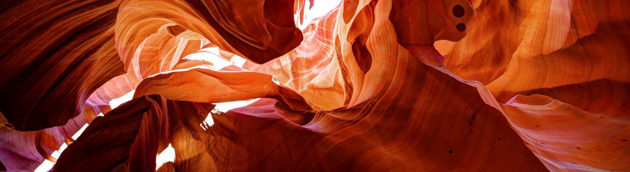 從亞利桑那州羚羊峽谷向上仰望 從亞利桑那州羚羊峽谷向上仰望