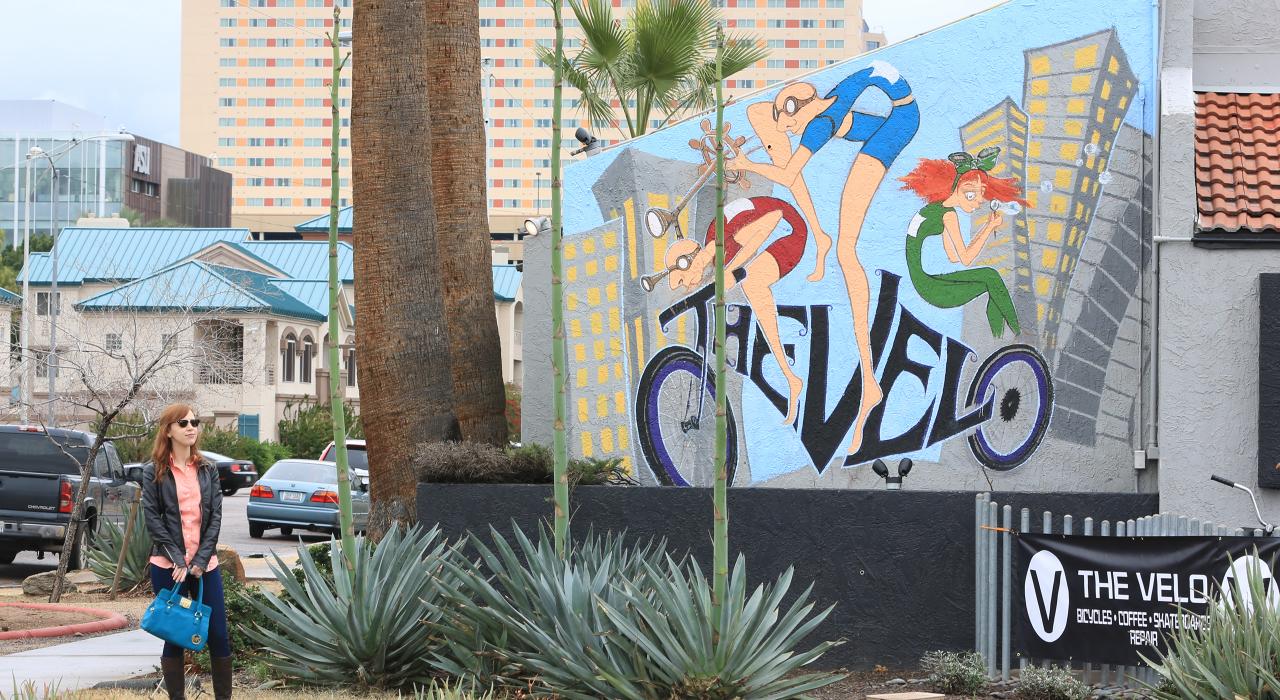 市中心自行車店外色彩豐富的壁畫 市中心自行車店外色彩豐富的壁畫