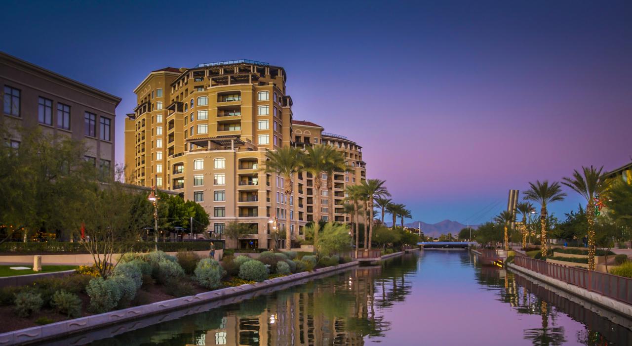 暮色中面對亞利桑那運河的斯科茨代爾親水購物街 暮色中面對亞利桑那運河的斯科茨代爾親水購物街