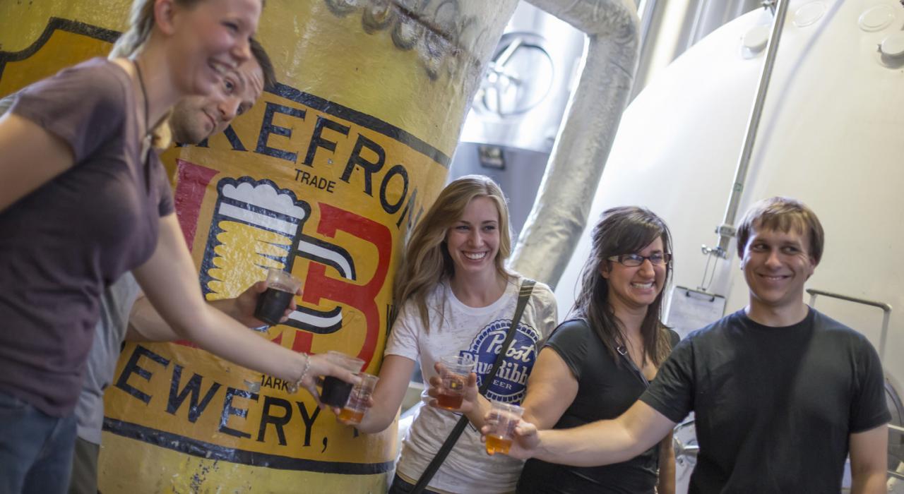 在湖畔啤酒廠舉杯歡慶 在湖畔啤酒廠舉杯歡慶