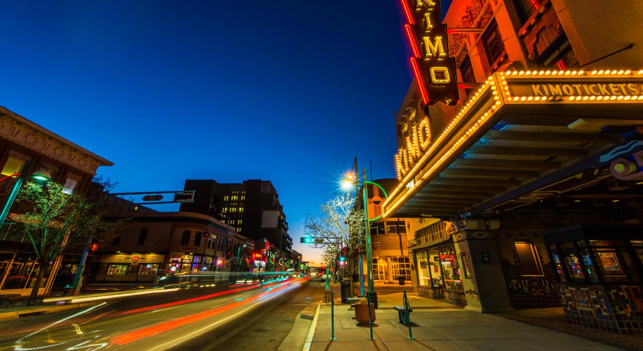 市中心中央大道上燈光璀璨的基摩劇院 市中心中央大道上燈光璀璨的基摩劇院