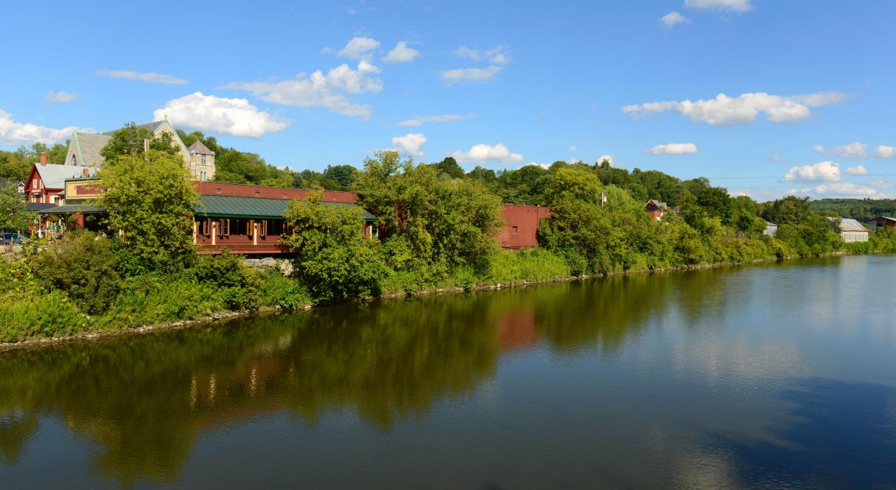 穿過市中心的溫紐斯基河 穿過市中心的溫紐斯基河