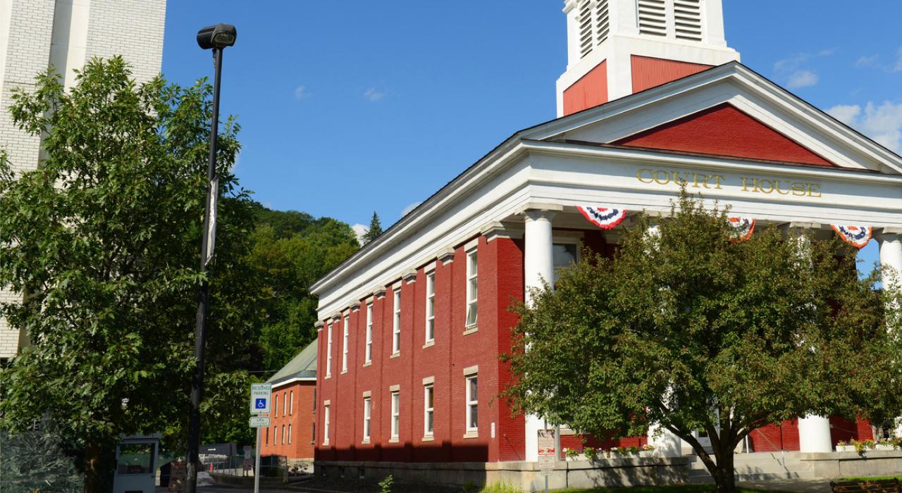 市中心莊嚴矗立的華盛頓郡法院紅磚建築 市中心莊嚴矗立的華盛頓郡法院紅磚建築