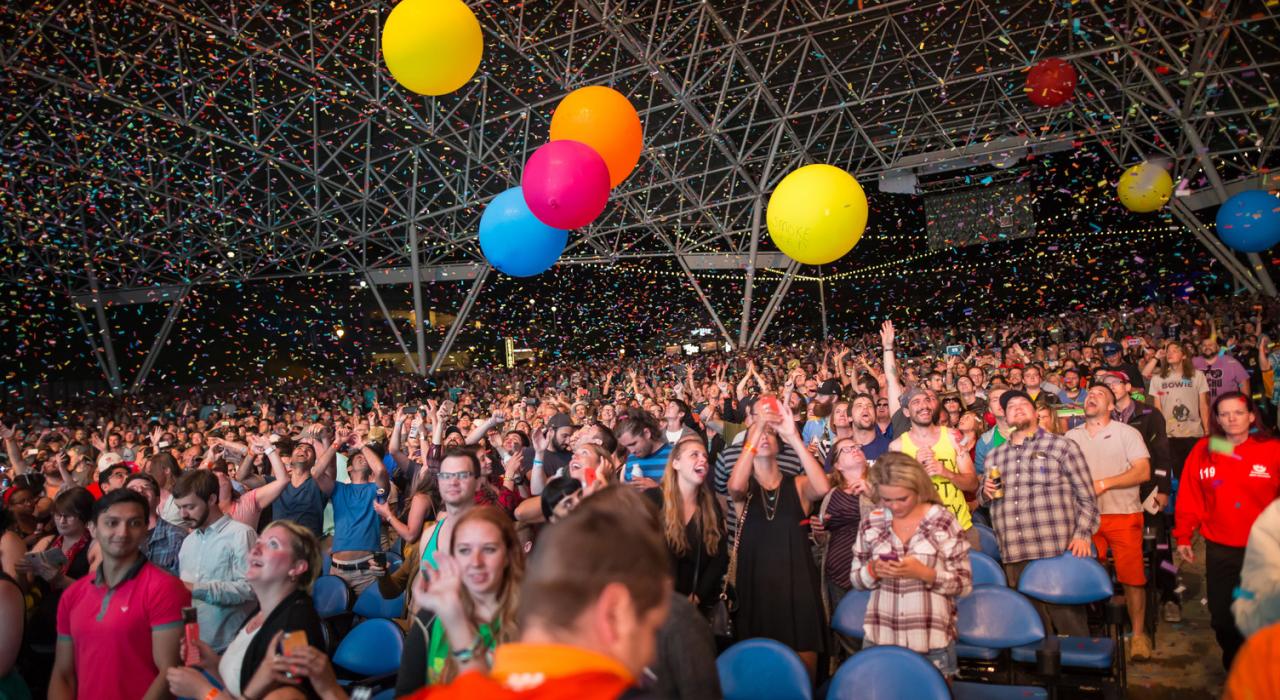 夏日節慶中盡情歡樂的人群 夏日節慶中盡情歡樂的人群