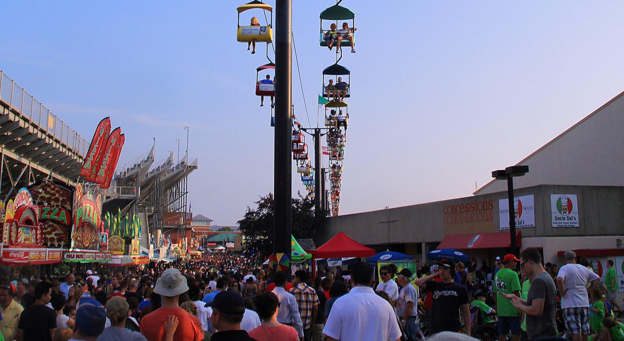 在威斯康辛州博覽會中,空中纜車飛越人群 在威斯康辛州博覽會中,空中纜車飛越人群