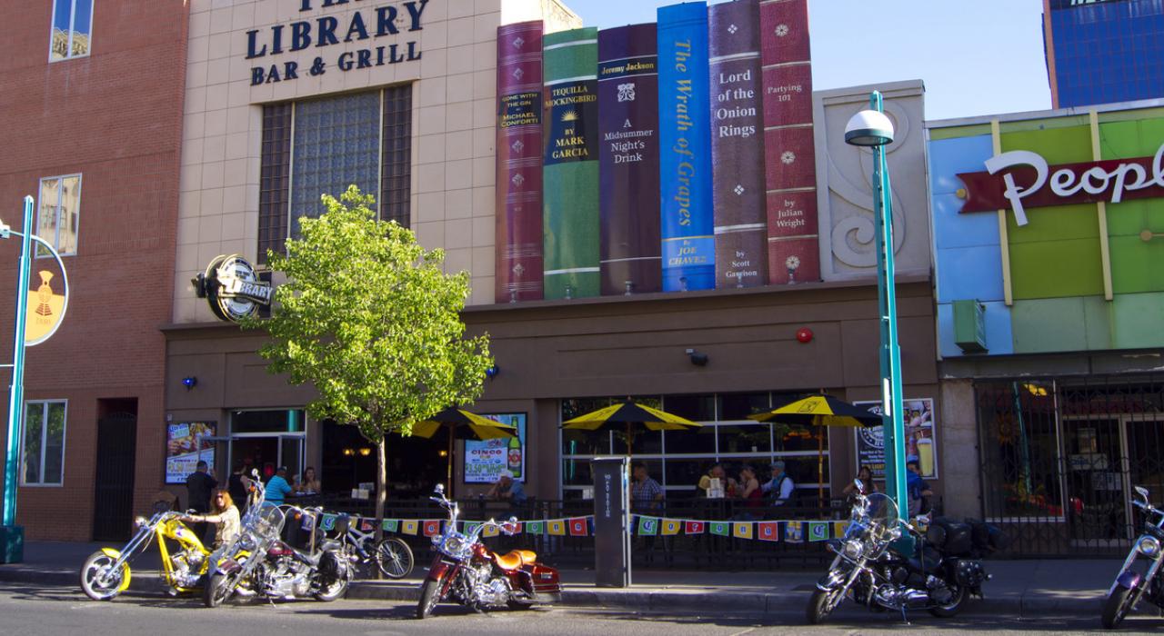 深具歷史意義的 66 號公路,沿途經過的現代市中心街景 深具歷史意義的 66 號公路,沿途經過的現代市中心街景