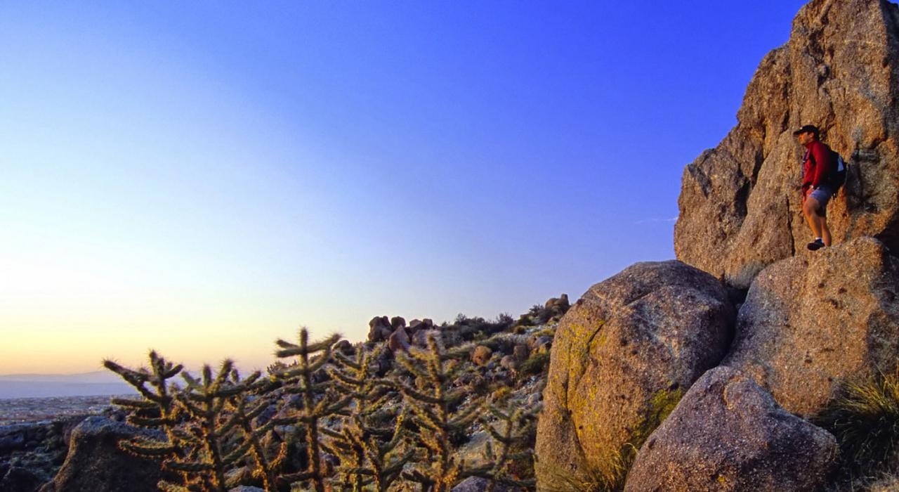 於夕陽下健行,欣賞美不勝收的風光 於夕陽下健行,欣賞美不勝收的風光