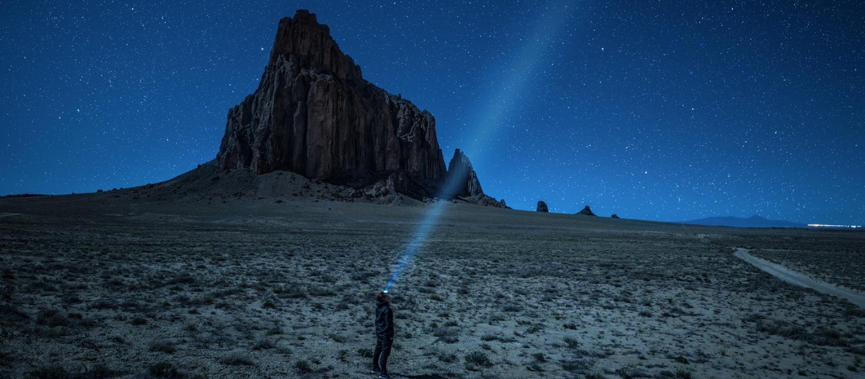 觀星者正在欣賞聖胡安郡船艦岩的夜色 觀星者正在欣賞聖胡安郡船艦岩的夜色