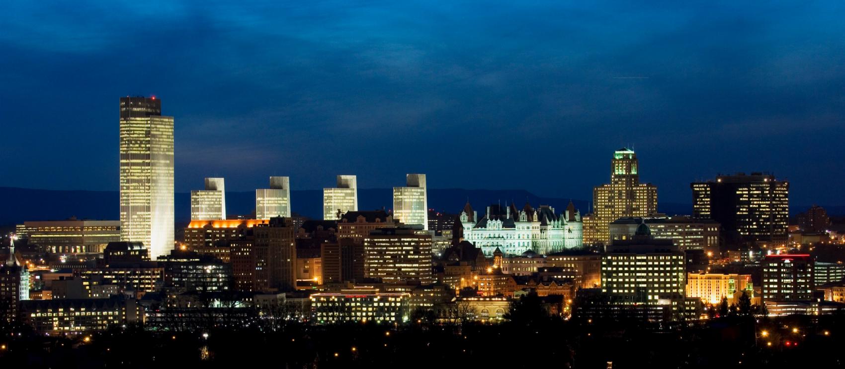 首府阿爾巴尼夜間的天際線 首府阿爾巴尼夜間的天際線