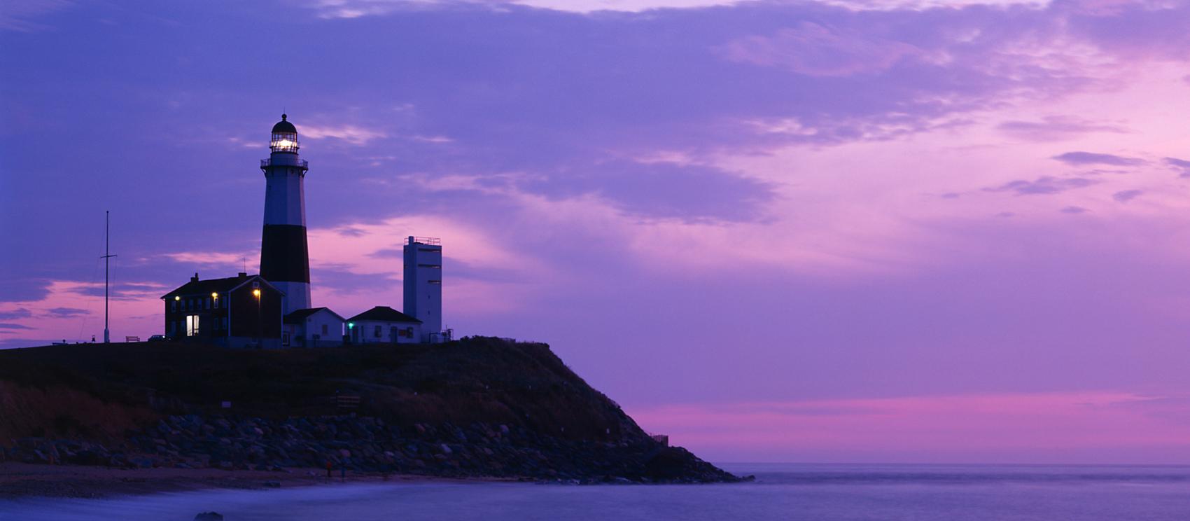 紫色天空下的長島蒙托克角燈塔 紫色天空下的長島蒙托克角燈塔